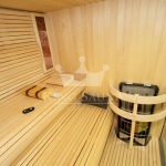 Sauna coperta con panche piegate
